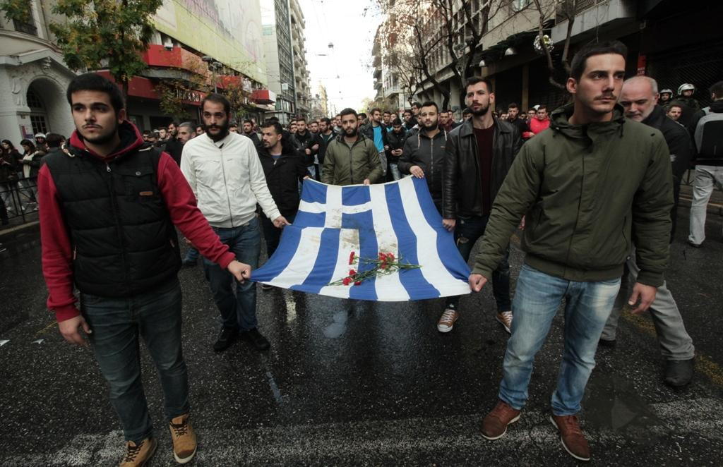 Ολοκληρώθηκε η πορεία με την αιματοβαμμένη σημαία του Πολυτεχνείου